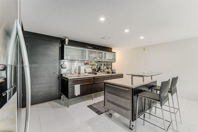 6000 Collins Ave 112, Miami Beach, FL 33140