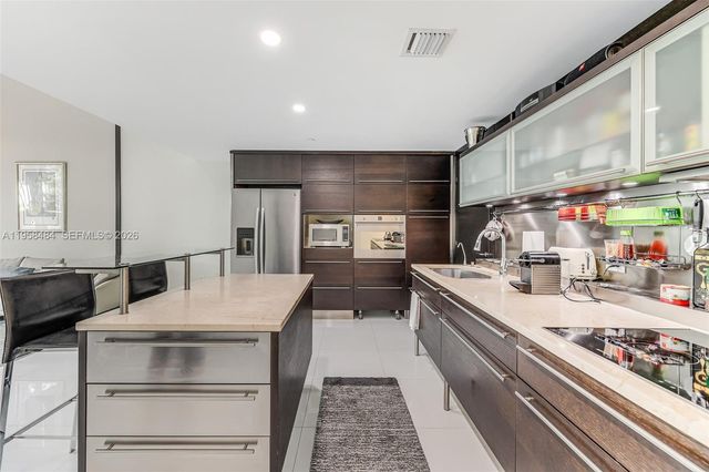 6000 Collins Ave 112, Miami Beach, FL 33140