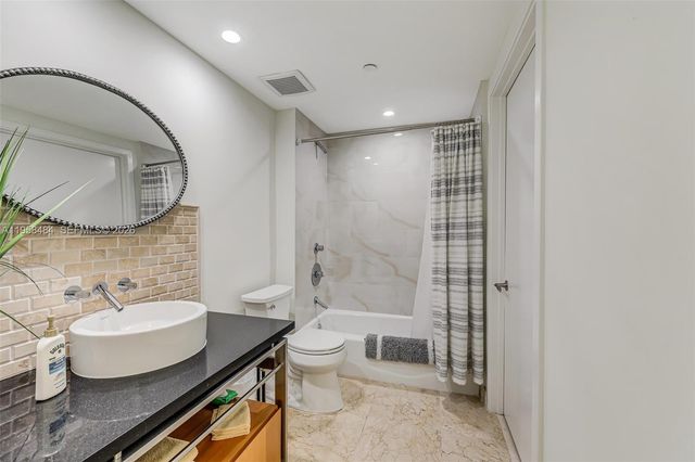 6000 Collins Ave 112, Miami Beach, FL 33140