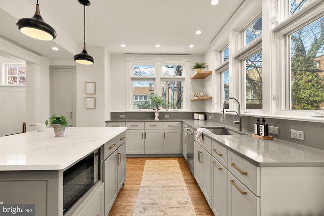 410 DOUGLAS ST NE, Washington, DC 20017