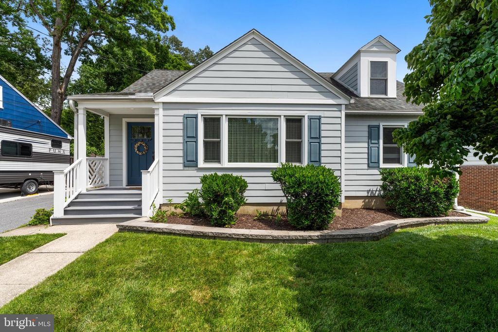 Image 3 of property listing at 2107 OAK LODGE RD, Baltimore, MD 21228