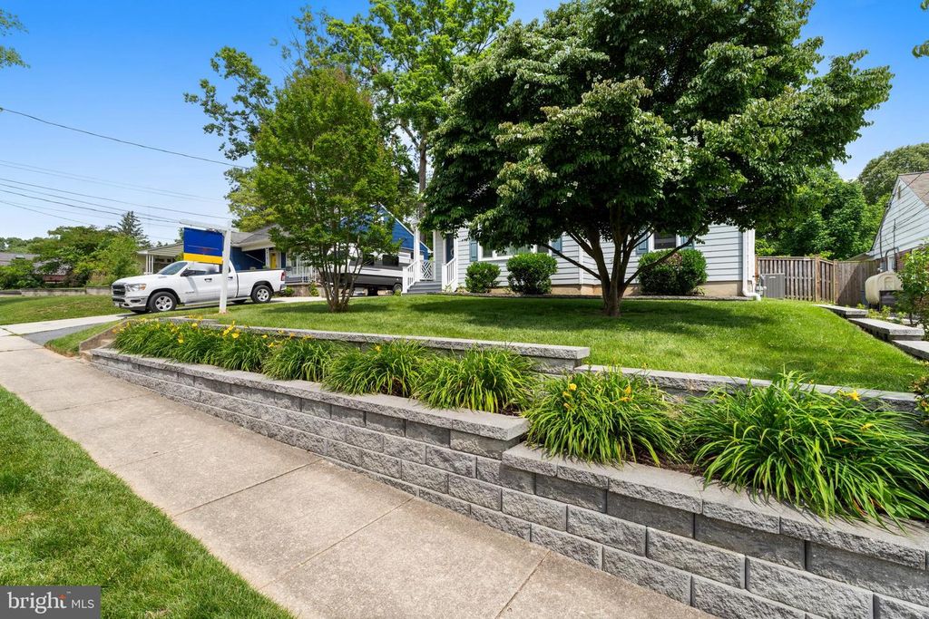 Image 4 of property listing at 2107 OAK LODGE RD, Baltimore, MD 21228
