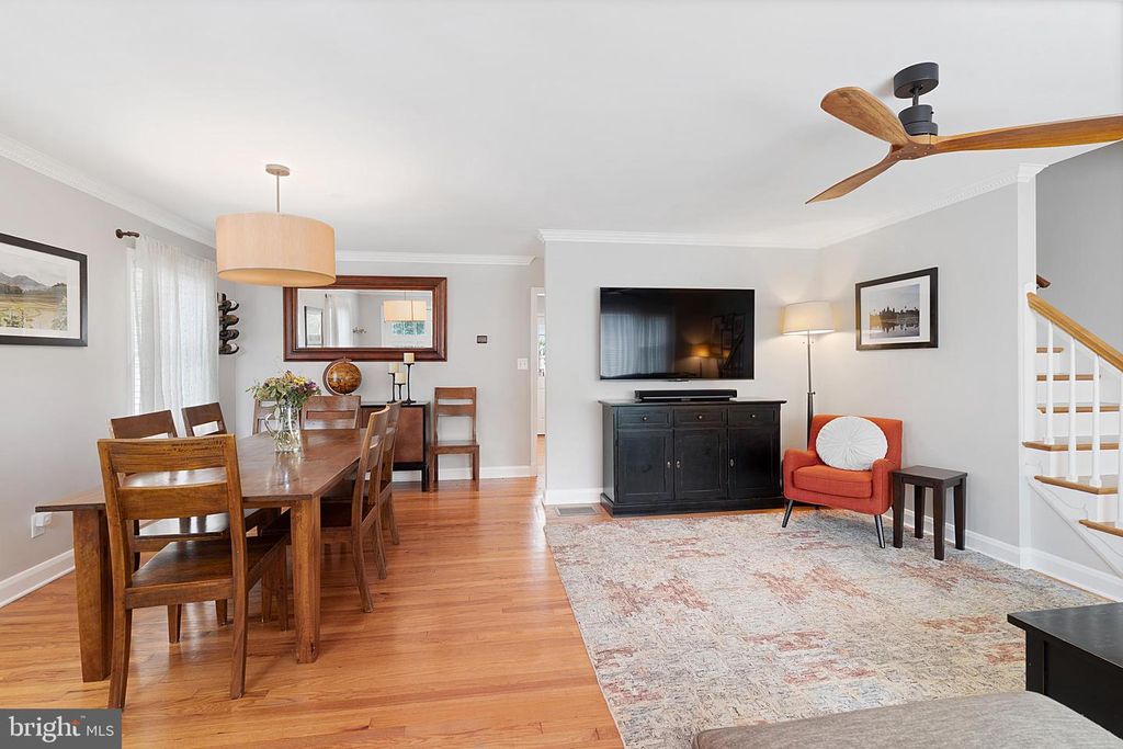Image 9 of property listing at 2107 OAK LODGE RD, Baltimore, MD 21228