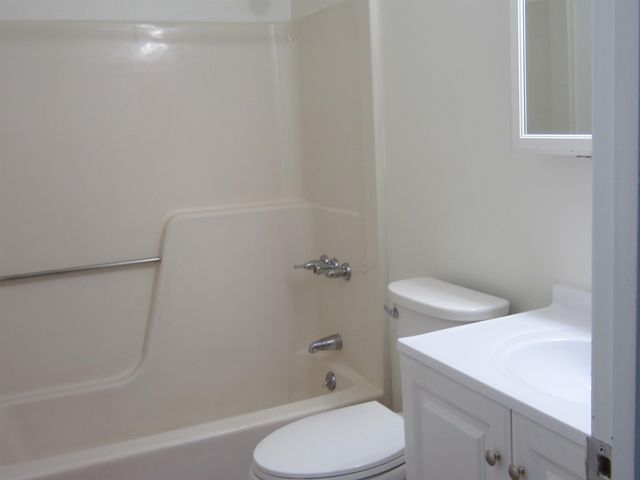 75 Log St Apt 3H, Manchester, NH 03102