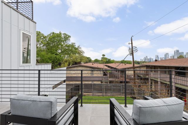 1402 Summit ST A, Austin, TX 78741
