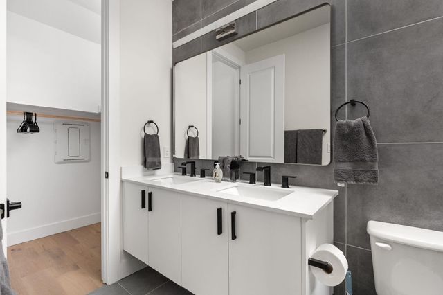 1402 Summit ST A, Austin, TX 78741