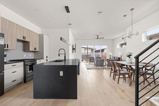 1402 Summit ST A, Austin, TX 78741