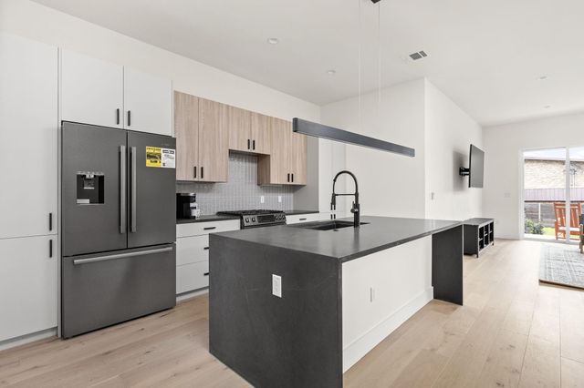 1402 Summit ST A, Austin, TX 78741