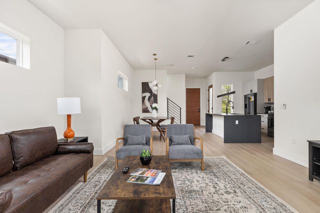 1402 Summit ST A, Austin, TX 78741