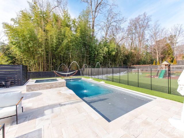 300 Mammoth Oaks Drive, Charlotte, NC 28270