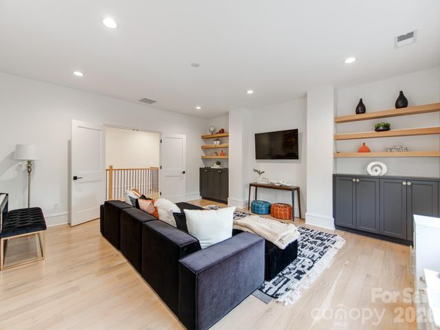 300 Mammoth Oaks Drive, Charlotte, NC 28270