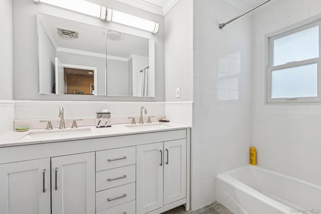 192 Bengeyfield Drive, East Williston, NY 11596