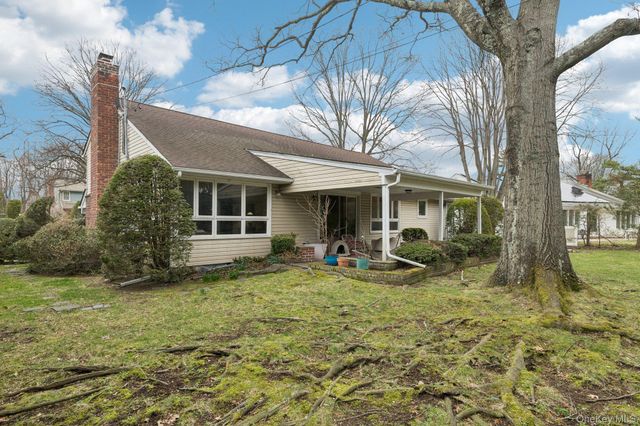 192 Bengeyfield Drive, East Williston, NY 11596