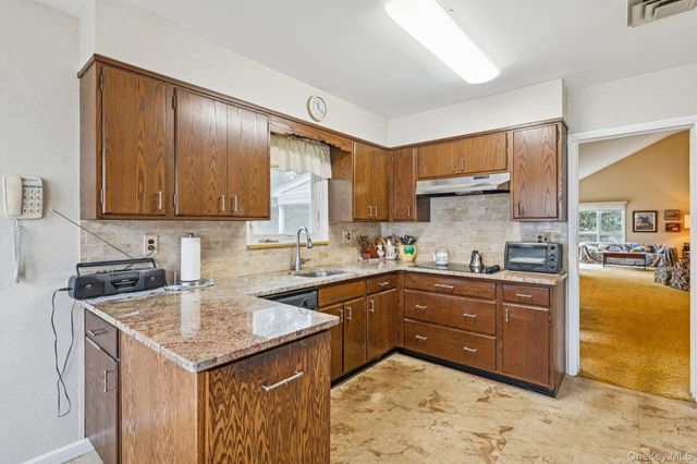 192 Bengeyfield Drive, East Williston, NY 11596