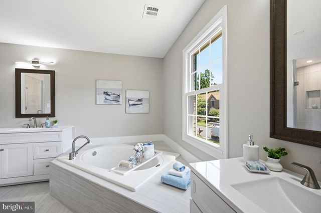 8401 CARDINAL GLEN CT, Vienna, VA 22182