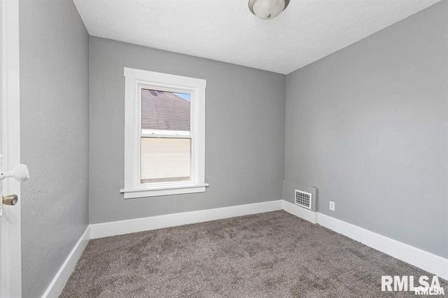 2209 - 2211 FARNAM Street, Davenport, IA 52803