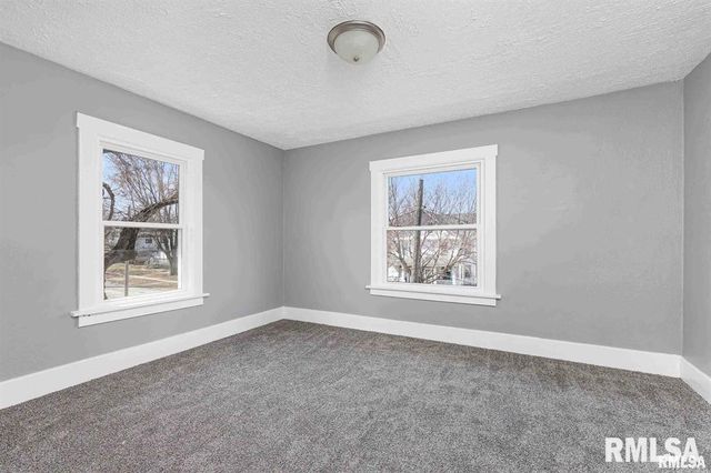 2209 - 2211 FARNAM Street, Davenport, IA 52803