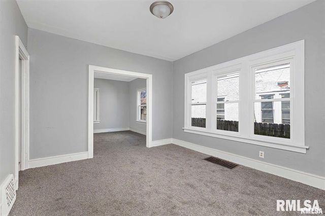 2209 - 2211 FARNAM Street, Davenport, IA 52803