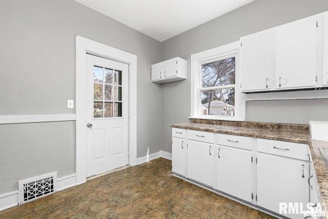 2209 - 2211 FARNAM Street, Davenport, IA 52803