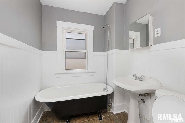 2209 - 2211 FARNAM Street, Davenport, IA 52803