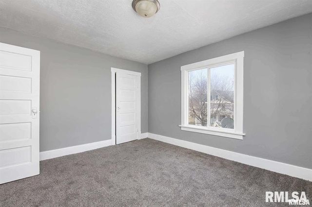 2209 - 2211 FARNAM Street, Davenport, IA 52803