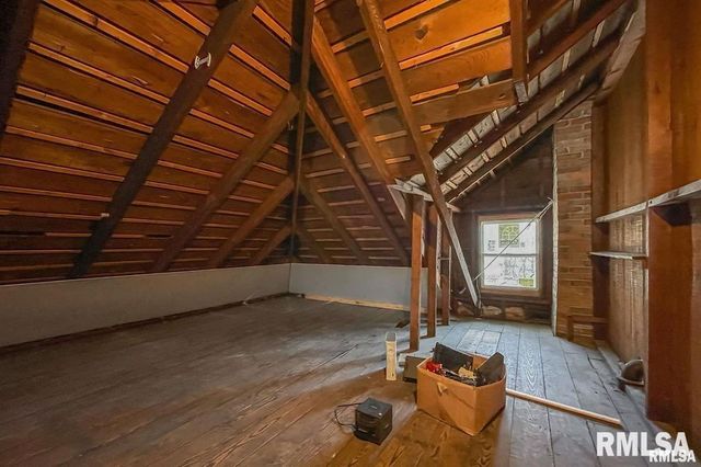 2209 - 2211 FARNAM Street, Davenport, IA 52803