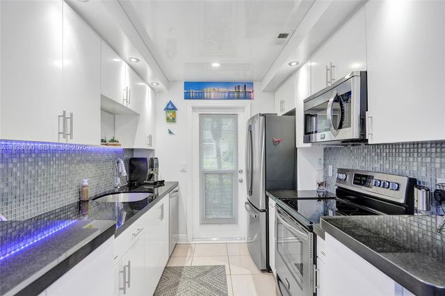 2600 Diana Dr 110, Hallandale Beach, FL 33009