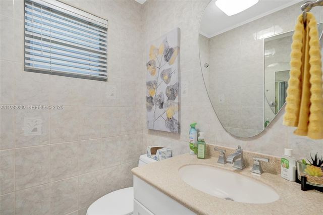 2600 Diana Dr 110, Hallandale Beach, FL 33009