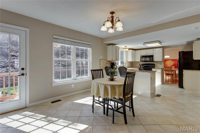 564 Woodlyn Crossing, Ballwin, MO 63021