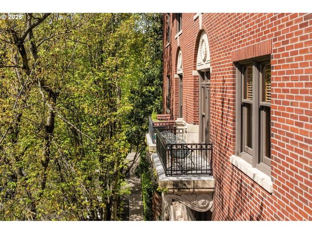 2141 Nw DAVIS St 301, Portland, OR 97210