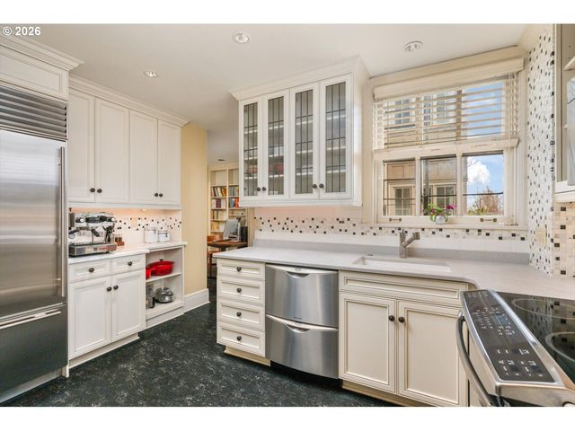 2141 Nw DAVIS St 301, Portland, OR 97210