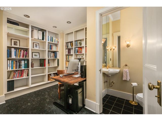 2141 Nw DAVIS St 301, Portland, OR 97210