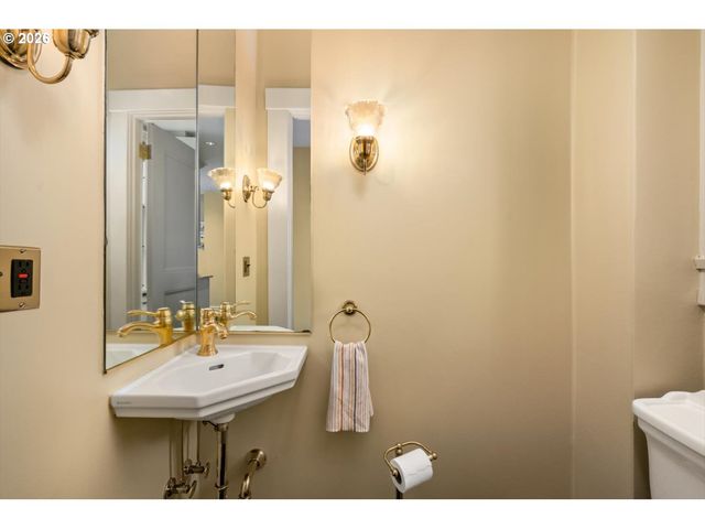 2141 Nw DAVIS St 301, Portland, OR 97210