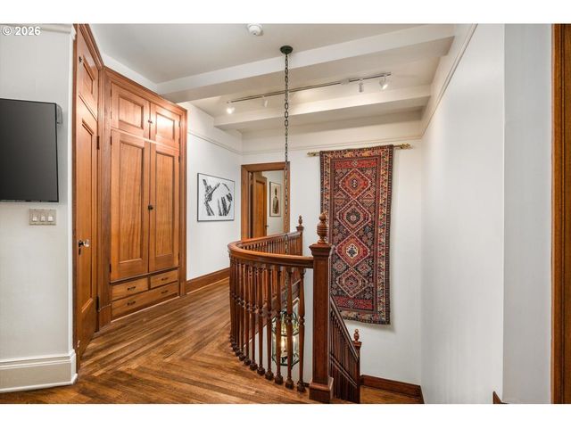 2141 Nw DAVIS St 301, Portland, OR 97210