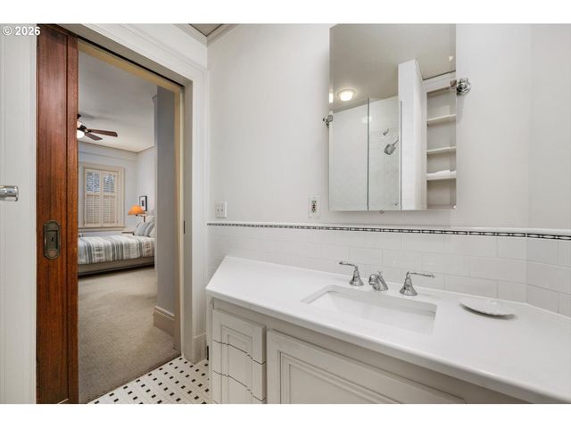 2141 Nw DAVIS St 301, Portland, OR 97210