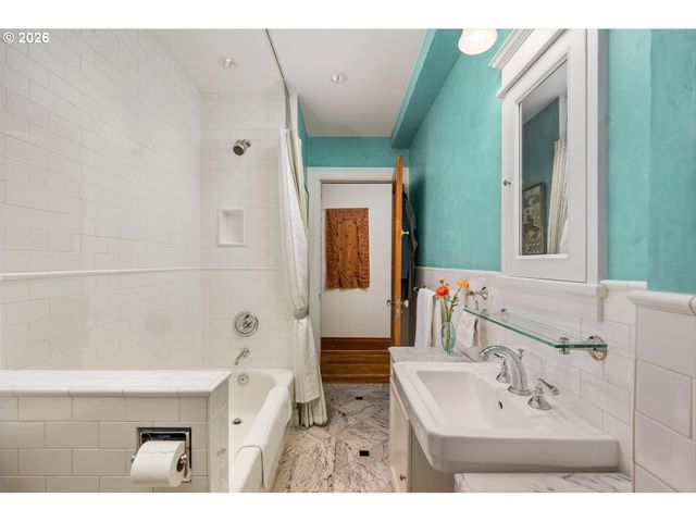 2141 Nw DAVIS St 301, Portland, OR 97210