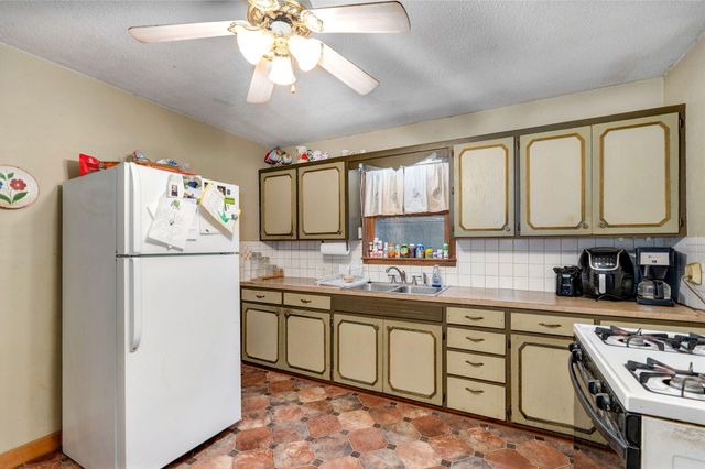 300 Lane Branch Road, Crane, MO 65633