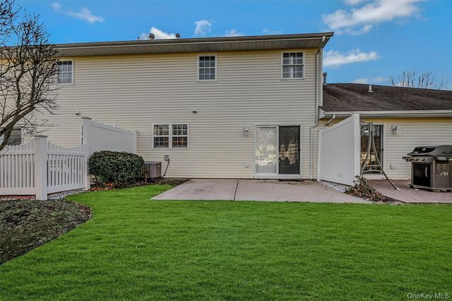 50 Strawberry Commons, Riverhead, NY 11901