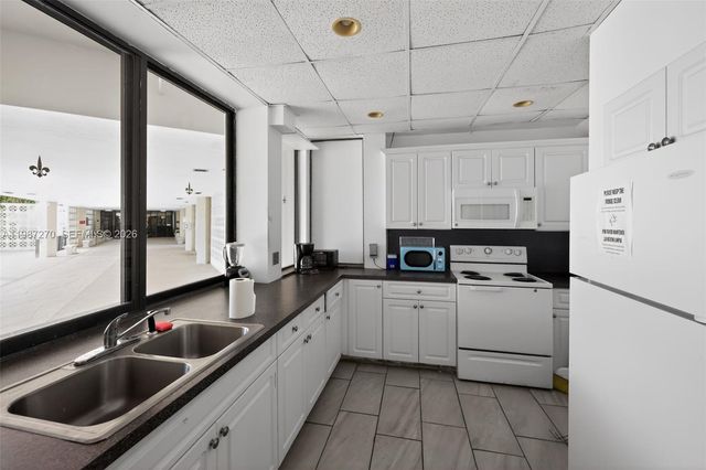 8051 N Sunrise Lakes Dr 307, Sunrise, FL 33322