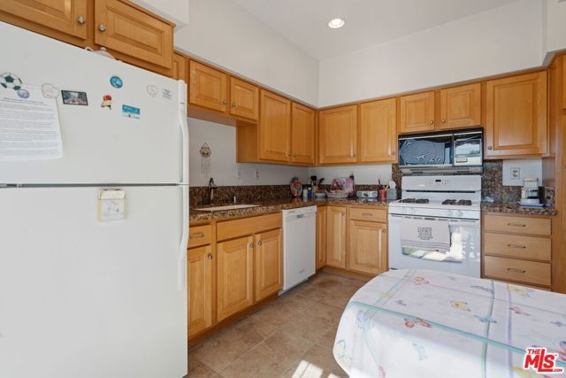 10866 Rose Avenue 203, Los Angeles, CA 90034