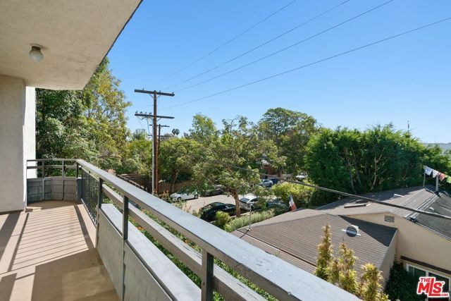 10866 Rose Avenue 203, Los Angeles, CA 90034