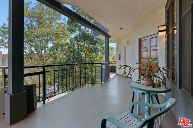 10866 Rose Avenue 203, Los Angeles, CA 90034