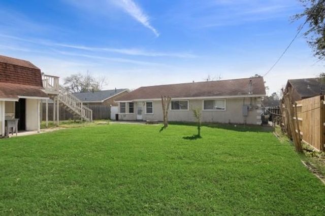 614 Meadowglen Drive, Baytown, TX 77521