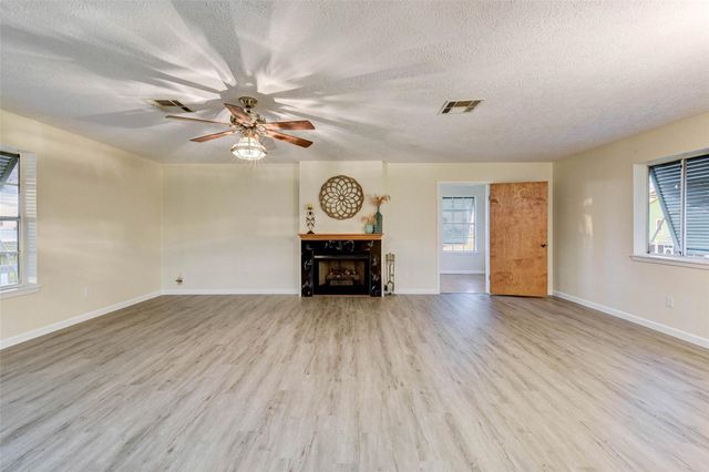 221 Flamingo Drive, Anahuac, TX 77514