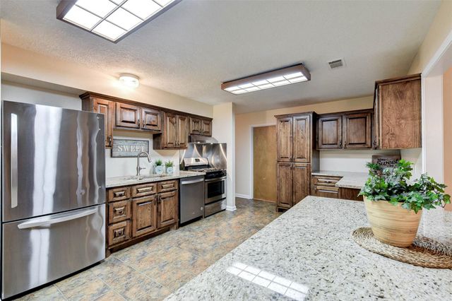 221 Flamingo Drive, Anahuac, TX 77514