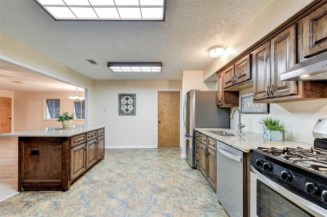 221 Flamingo Drive, Anahuac, TX 77514