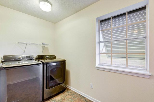 221 Flamingo Drive, Anahuac, TX 77514