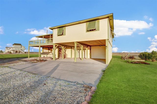 221 Flamingo Drive, Anahuac, TX 77514