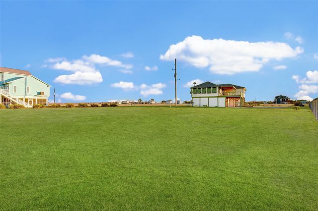 221 Flamingo Drive, Anahuac, TX 77514