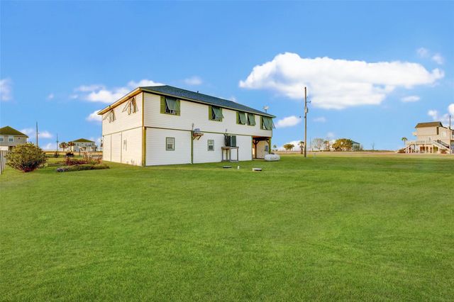 221 Flamingo Drive, Anahuac, TX 77514